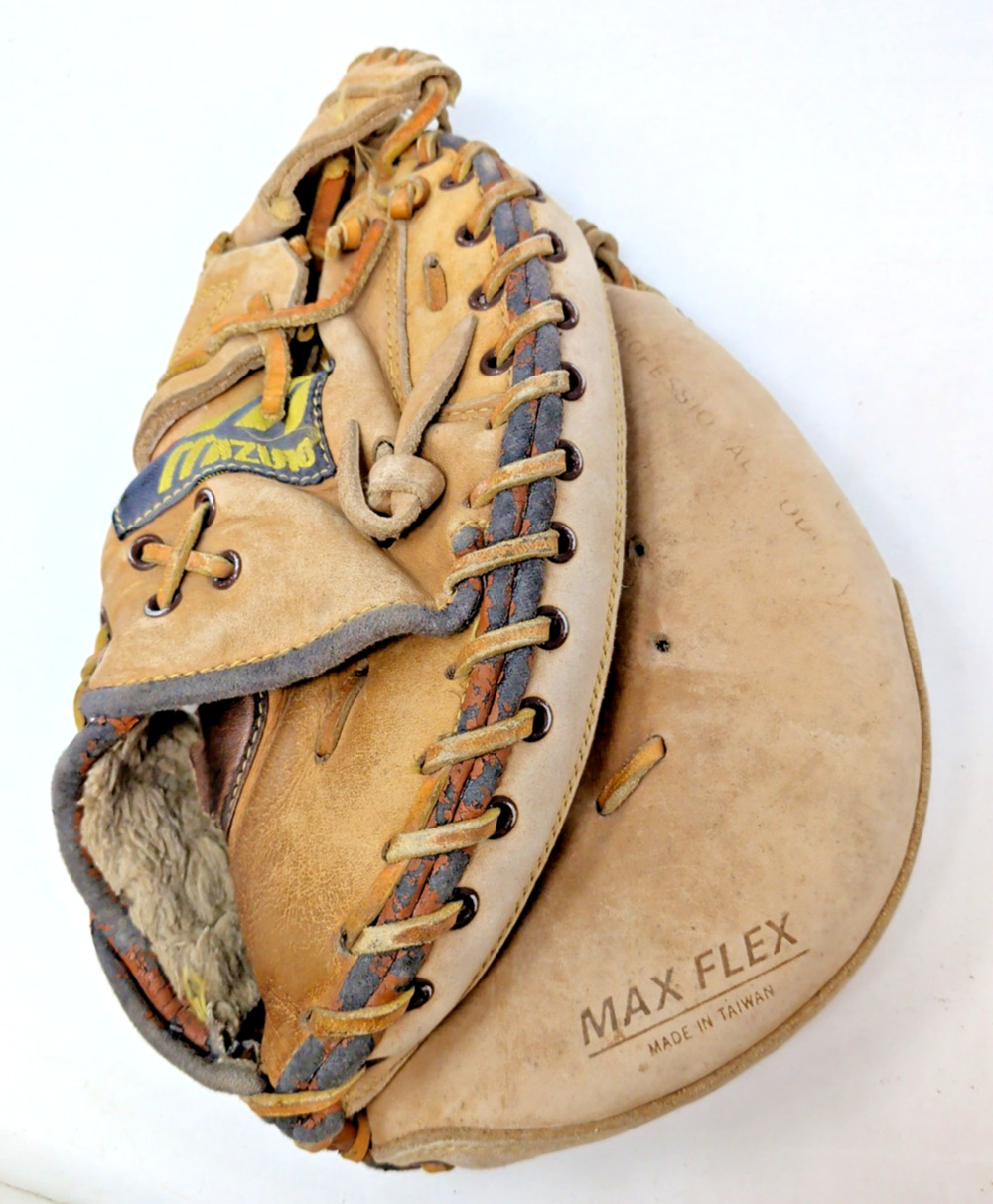 Mizuno MT1060 RHT Catchers Mitt Lite Flex EZ Pocket Stitched Pro Model used